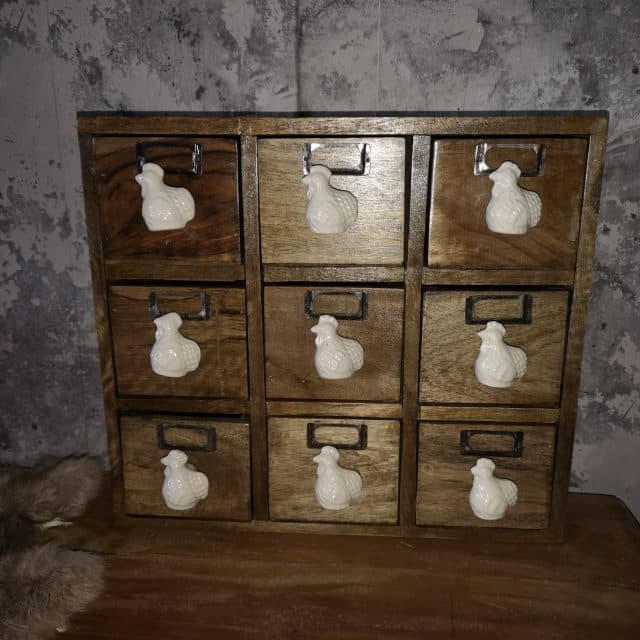 Laden Kastje Met Porseleinen Kippetjes Art 3279
